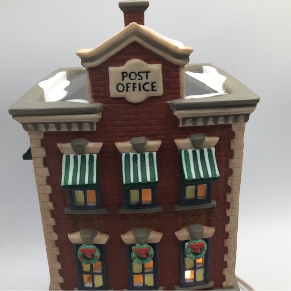 1996 Dept. 56 “Washington Street Post Office” Christmas in the City Series 58880 - Picture 3 of 16
